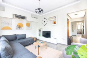 Pretty Corner Flat with Abundant Light in Kadikoy